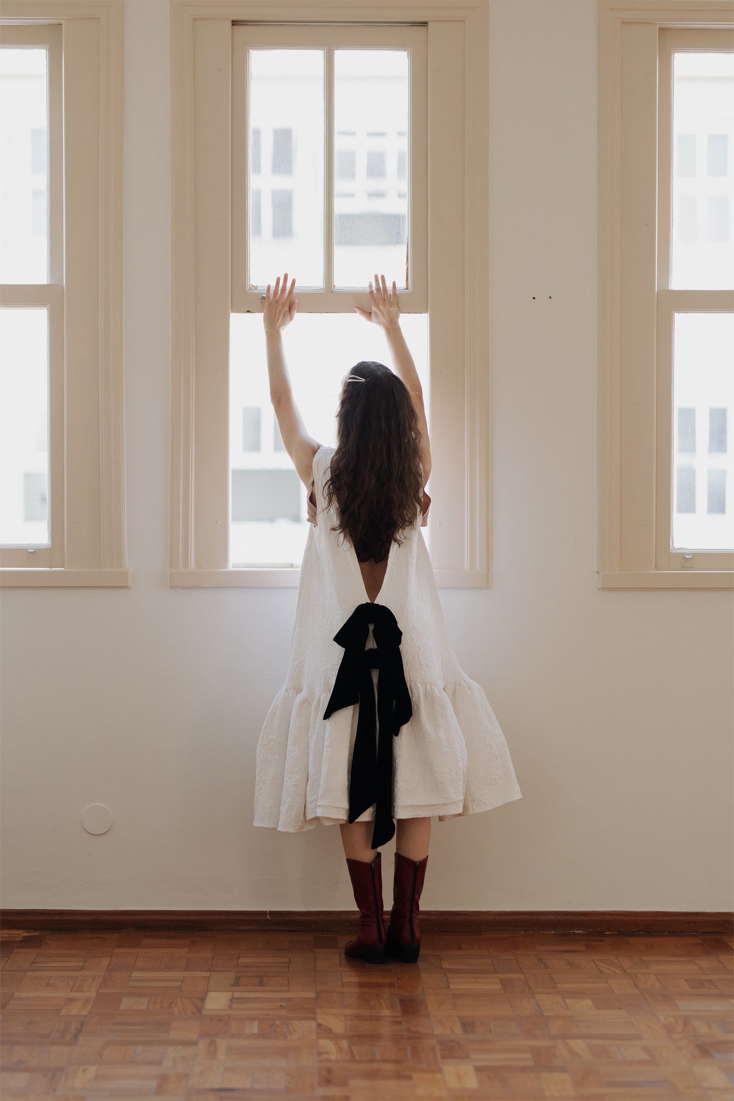 Vestido branco com laços preto