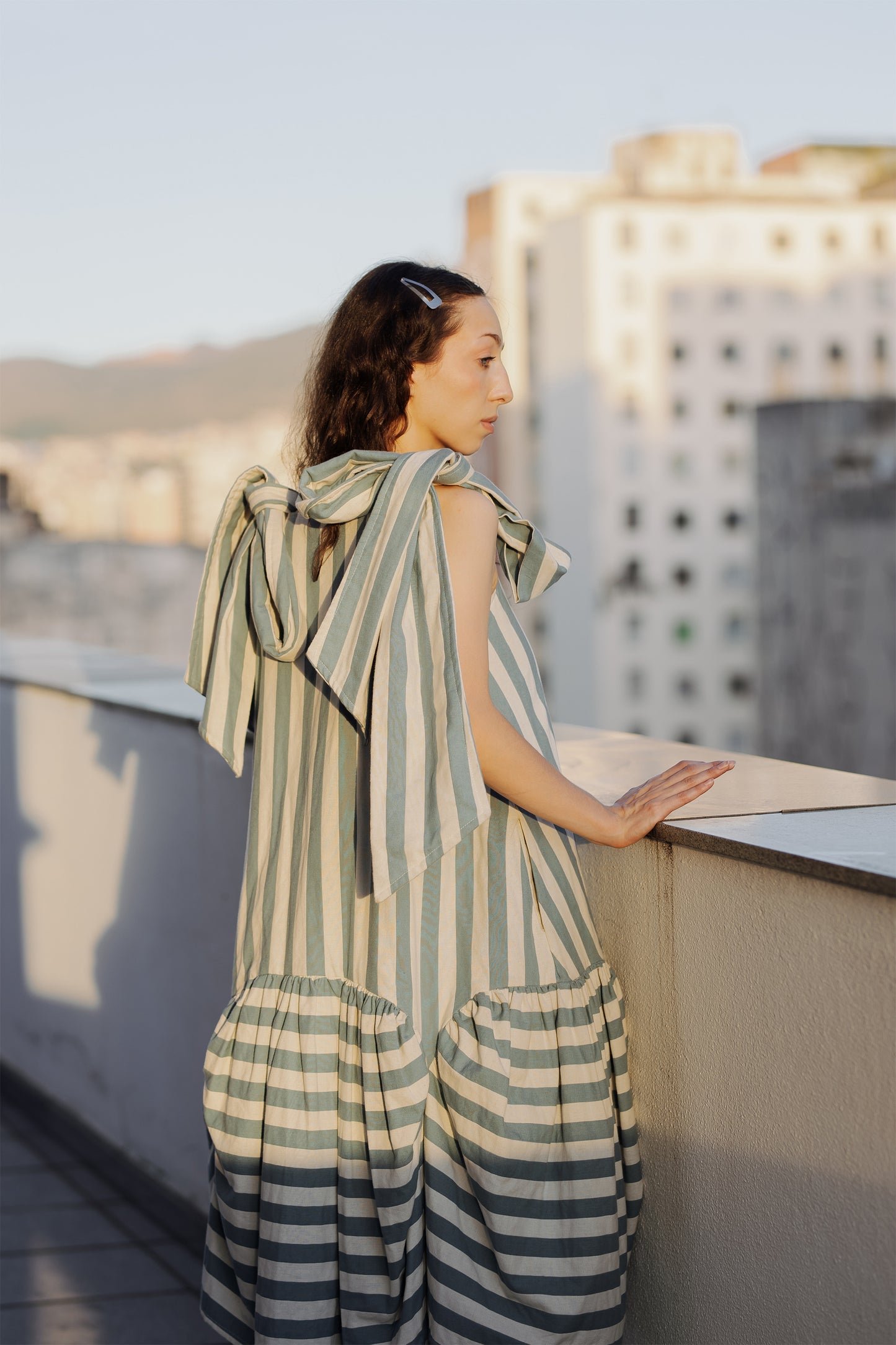 Vestido listrado laço