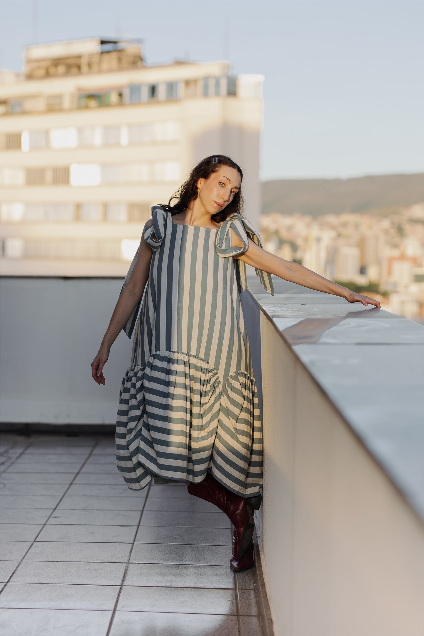 Vestido listrado laço